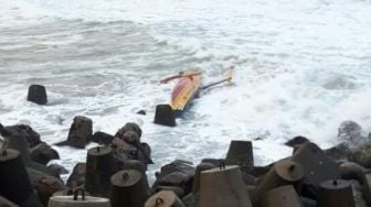 Nekat Berlayar, Perahu Nelayan Kulon Progo Terbalik Dihantam Ombak