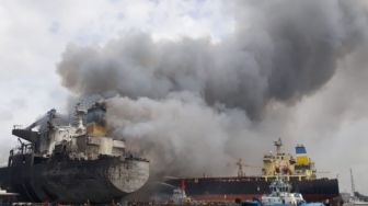 Kapal Terbakar di Belawan Medan Milik PT Waruna Nusa Sentana Shipyard
