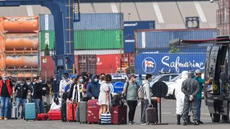 Warga Negara Indonesia (WNI) yang menjadi Anak Buah Kapal (ABK) Kapal Pesiar MV Viking Orion mengantre untuk naik bus saat tiba di Pelabuhan JICT, Tanjung Priok, Jakarta, Senin (11/5).  [ANTARA FOTO/M Risyal Hidayat]