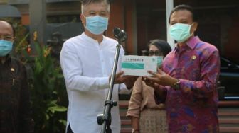 Cina Bantu 50 Ribu Masker dan Baju Coverall untuk RS di Bali