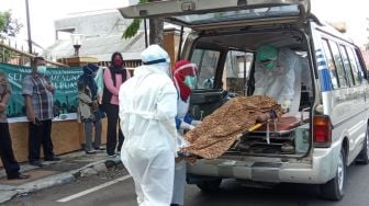 Meninggal di Masjid, Lelaki 65 Tahun Dievakuasi Tim Medis Virus Corona