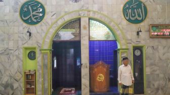 Ukiran kaligraphi diatas mimbar yang masih asli sejak tahun 1632 di Masjid Jami Al - Atiq, Kampung Melayu Besar, Jakarta Selatan, Senin (11/5). [Suara.com/Alfian Winanto]
