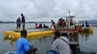 Petugas gabungan bersama masyarakat berada di lokasi pesawat terbang milik maskapai Mission Aviation Fellowship (MAF) yang jatuh di Danau Sentani, Kabupaten Jayapura, Papua, Selasa (12/5).  [ANTARA FOTO/Gusti Tanati]