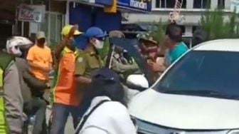 Ditegur Tak Pakai Masker, Pemobil Emosi Ngamuk Dorong Aparat