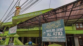 Masjid Jami Al - Atiq di Kampung Melayu Besar, Jakarta Selatan, Senin (11/5). [Suara.com/Alfian Winanto]