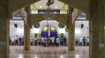 Umat Islam ibadah sholat maghrib Masjid Jami Al - Atiq, Kampung Melayu Besar, Jakarta Selatan, Senin (11/5). [Suara.com/Alfian Winanto]