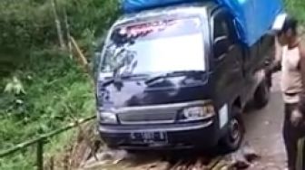 Detik-Detik Mobil Pickup Menyebrangi Jembatan Bambu, Bikin Senam Jantung