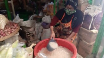 Penjualan Kolang-kaling Terus Merosot, Pedagang Pasar Wates Pasrah