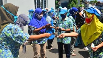 Pekerja menghitung uang Tunjangan Hari Raya (THR) Lebaran yang diterimanya di pabrik rokok PT Djarum, Kudus, Jawa Tengah, Selasa (12/5). [ANTARA FOTO/Yusuf Nugroho]
