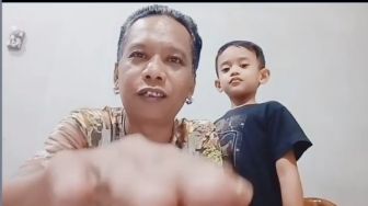 Ikut Pass the Brush Challenge, Bapak Anak Ini Malah Takut Lihat Wajahnya