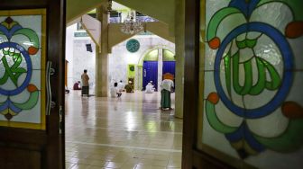 Suasna di dalam Masjid Jami Al - Atiq, Kampung Melayu Besar, Jakarta Selatan, Senin (11/5). [Suara.com/Alfian Winanto]
