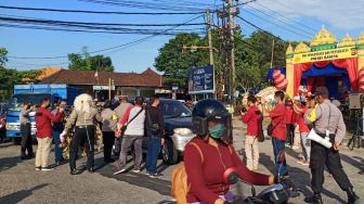 Putus Penyebaran Covid-19, Polres Badung Bagikan APD