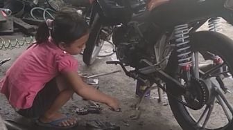 Piawai Otak-atik Motor, Gadis Cilik Ini Bikin Warganet Salut