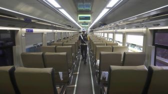 Petugas keamanan melakukan pengecekan di dalam gerbong Kereta Api Luar Biasa jurusan Gambir-Surabaya Pasar Turi yang berangkat dari Stasiun Gambir, Jakarta, Rabu (13/5). [Suara.com/Angga Budhiyanto]