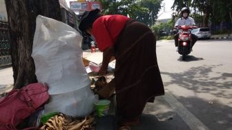 Kisah 'Manusia Karung' Kota Semarang yang Pasrah di Tengah Pandemi Corona