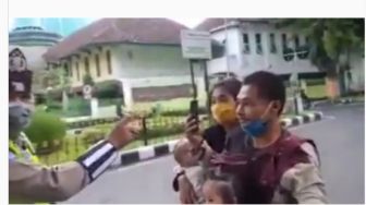 Video Sekeluarga Tak Pakai Helm, Marah-Marah ke Petugas saat Ditilang