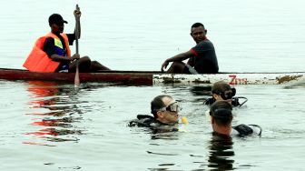 Pencarian Kotak Hitam Pesawat Jatuh di Danau Sentani