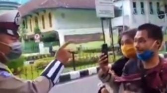 Viral! Ditilang karena Tak Pakai Helm, Polisi dan Pengendara Motor Cekcok