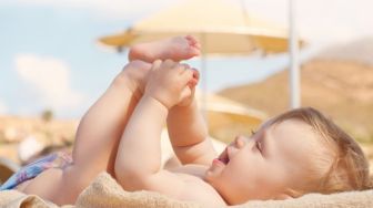 Ibu Harus Tahu! Ini 5 Manfaat Berjemur di Bawah Sinar Matahari untuk Bayi