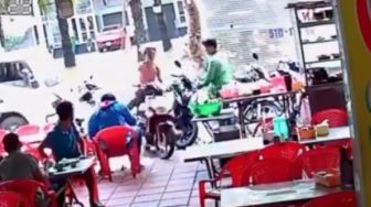 Tiba-tiba Nyelonong ke Warung Makan, Pemotor ini Bikin Kaget Pengunjung