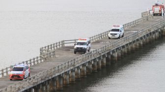 Mobil ambulans yang mengangkut pasien positif virus Corona COVID-19 dari Kabupaten Simeulue melintas di Pelabuhan Penyeberangan Meulaboh-Sinabang Desa Gampong Teungoh, Samatiga, Aceh Barat, Aceh, Rabu (13/5).  [ANTARA FOTO/Syifa Yulinnas]