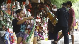 Pedagang parsel melayani calon pembeli di Barito, Jakarta, Rabu (13/5). [Suara.com/Angga Budhiyanto]