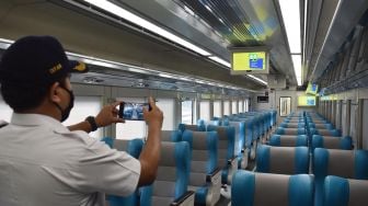 Petugas PT KAI memotret suasana di dalam Kereta Api Luar Biasa (KLB) relasi Surabaya Pasar Turi � Bandung saat transit di Stasiun Kereta Api (KA) Madiun, Jawa Timur, Selasa (12/5). ANTARA FOTO/Siswowidodo