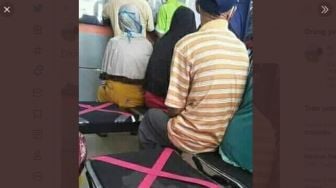 Viral Kursi 'Jaga Jarak' Dikira Rusak, Warga Malah Duduk Berhimpitan