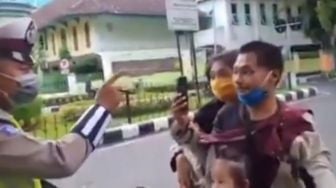 Adu Mulut saat Razia, Pemotor dan Polisi Ini Malah Saling Rekam Video