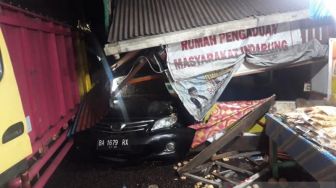 Diduga Rem Blong, Truk Muatan Kelapa Sawit Seruduk Warung, Sopir Tewas