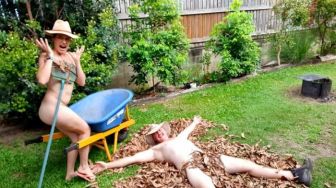 Foto Pasangan Queensland di Hari Berkebun Telanjang Australia Menjadi Viral