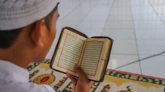 Al Quran dibaca oleh santri di Pesantren Al Kautsar Darul Quran, Bogor, Jawa Barat, Rabu (13/5). [Suara.com/Alfian Winanto]