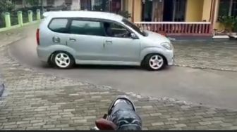 Viral Avanza Nekat Ngedift di Kompleks, Aksinya Bikin Tercengang