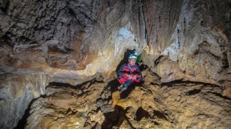 Pegiat susur goa yang tergabung Caves Society Tasikmalaya menulusuri Goa Sarongge Jompong di Kampung Jompong, Desa Mertajaya, Kecamatan Bojongasih, Kabupaten Tasikmalaya, Jawa Barat, Rabu (13/5).  [ANTARA FOTO/Adeng Bustomi]