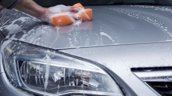 4 Tahapan Mencuci Mobil yang Tepat Agar Bersih Maksimal