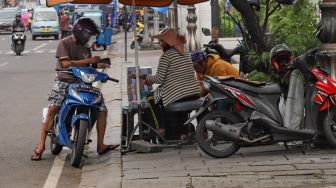 Warga menukar pecahan uang baru di di kawasan Kota Tua, Jakarta Barat, Kamis (14/5). [Suara.com/Alfian Winanto]