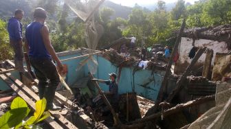 Warga membersihkan material kayu dan lumpur akibat banjir bandang di Desa Paya Tumpi Baru, Kecamatan Kebayakan, Aceh Tengah, Aceh, Kamis (14/5). [ANTARA FOTO/Kurnia Muhadi]