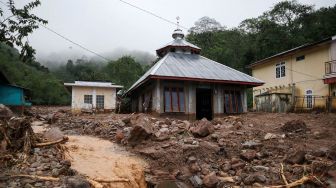 Musala tertimbun material lumpur pascabanjir bandang yang menerjang Desa Paya Tumpi, Kecamatan Kebayakan, Aceh Tengah, Aceh, Kamis (14/5).    [ANTARA FOTO/M Yasir]