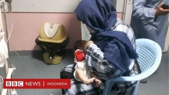 Kisah Perempuan Berhijab Menyusui Bayi-bayi Korban Perang