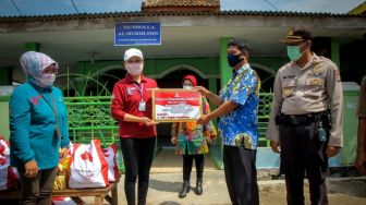 Grace Batubara Salurkan Sembako bagi Warga dan Pemulung di Tangerang