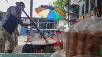 Aktivitas pekerja membuat dodol di Sentra Dodol  Zakiyah, Pejaten Timur, Pasar Minggu, Jakarta Selatan, Jumat (15/5). [Suara.com/Alfian Winanto]