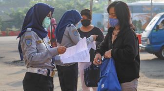 Pemeriksaan Surat Tugas Penumpang KRL di Stasiun Depok