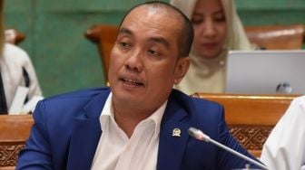 DPR Kritik Pemerintah Bolehkan Usia 45 Tahun ke Bawah Aktivitas Luar Rumah