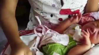 Bayi Usus Terburai yang Hanya Ditutupi Daun Dievakuasi Relawan