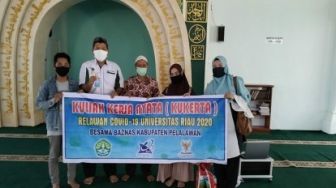 Tim Kukerta UR di Pelalawan Bagikan Hand Sanitizer ke Panitia Zakat Fitrah