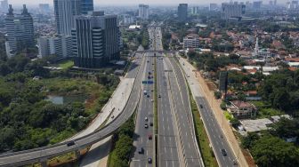 Foto aerial sejumlah kendaraan melintas di Jalan Tol Pondok Pinang-TMII dan Simpang Susun Antasari di Jakarta Selatan, Sabtu (16/5). [ANTARA FOTO/Sigid Kurniawan]
