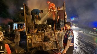 Truk Pengangkut Ban Asal Jakarta Terbakar di Jalan Pantura