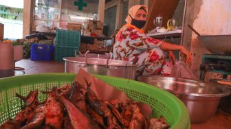 Lauk ikan goreng yang sudah matang di Dapur Umum Kasih Bayangkari Peduli Polda Metro Jaya, Tanah Abang, Jakarta Pusat, Sabtu (16/5). [Suara.com/Alfian Winanto]