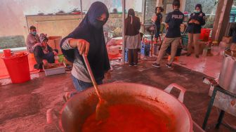 Warga memasak sambal di Dapur Umum Kasih Bayangkari Peduli Polda Metro Jaya, Tanah Abang, Jakarta Pusat, Sabtu (16/5). [Suara.com/Alfian Winanto]