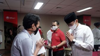 Tokoh inspirator entrepreneur Nasional Sandiaga Uno (kanan) menyerahkan beasiswa KAHMIPreneur Ke sejumlah Pelajar dan Mahasiswa Berjiwa wirausaha di Jakarta, Kamis (14/05).  [Suara.com/OkeAtmaja]